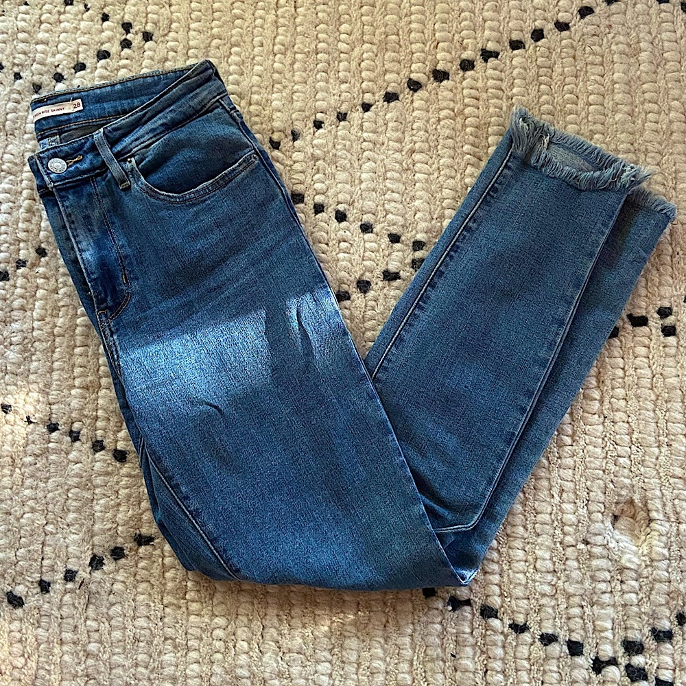 Levi jeans 721 high rise skinny jeans with frayed bottom